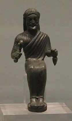 Figurine de Zeus assis tenant l'éclair et le foudre, provenant du mont Lycée, v. 550-525 av. J.-C. Musée national archéologique d'Athènes.