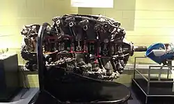 gigantesque moteur, carters partiellement ajourés.