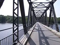 Le viaduc de Lantourne au-dessus du lac de la Valette.