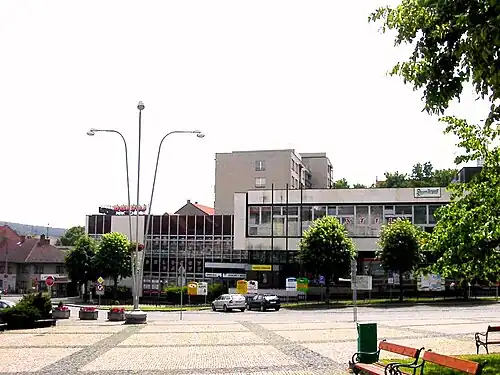 Le magasin "Rozvoj", sur le côté sud de la place.