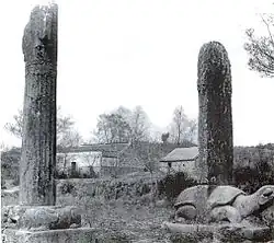 Colonne et stèle supportée par une tortue, la tombe de Xiao Xiu, photographie de l'expédition de Victor Segalen.