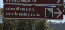 Panneau avec signalisation locale bilingue en italien et en sarde.