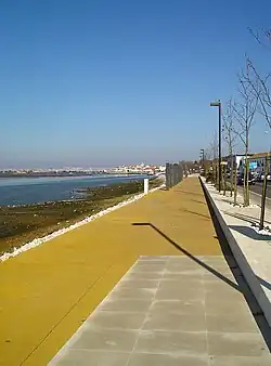 La promenade le long de la baie du Seixal.