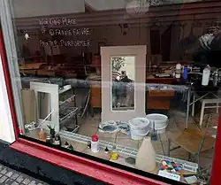 Selfie dans un miroir dans une fenêtre.