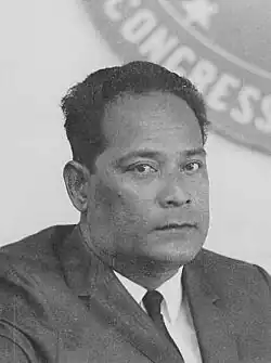 Photo d'un homme avec chemise, veste et cravate au front dégarni.