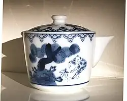 Petite verseuse, décor de fleurs et d'enfants, 1925-1930.