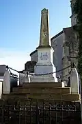 Monument aux morts devant l'église (janv.&nbsp;2012)