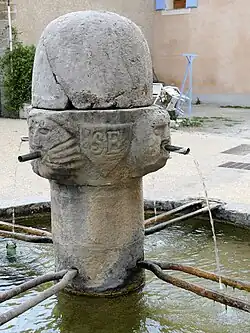 La fontaine.
