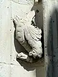 Façade du bas-côté sud, portail, chimère sur le piédroit gauche.