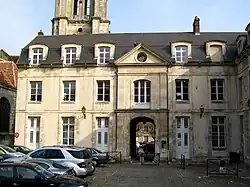 La médiathèque, ancien séminaire construit en 1711-12, place Saint-Pierre.