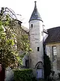 L'hôtel du Flamant, ancienne sous-préfecture, consiste d'un bâtiment gothique du XIVe&nbsp;siècle (dont cette tourelle d'escalier) modifié au XVe&nbsp;siècle, et d'un bâtiment XVIIIe&nbsp;siècle.