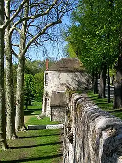 La tour du jeu d'arc, dernière tour subsistant, sur le rempart des Otages.