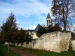 Promenade sur le rempart Bellevue, vue sur ancienne abbaye St-Vincent et son église.