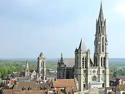 La cathédrale Notre-Dame de Senlis avec sa flèche du XIIIe&nbsp;siècle.