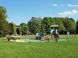 Aire de jeu au Parc du Moulin à Tan.