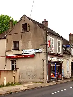 « Le Marigny », « bar tabac journaux » à Sens (Yonne), portant le nom de la marque de cigarette Marigny.