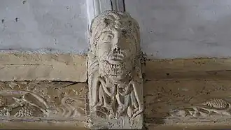 Sablières et blochet en bois sculpté du XVIe&nbsp;siècle.