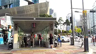 Accès n°8 à la station, en 2019.