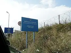 La frontière entre les deux états sur la route E80.
