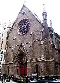 La cathédrale orthodoxe serbe Saint-Sava, située au 25 West 25th Street entre Broadway et Sixth Avenue dans le quartier de Nomad à Manhattan, à New York, a été construite entre 1850 et 1855 sous le nom de Trinity Chapel, conçue par Richard Upjohn.