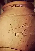 Vase inscrit au nom du roi et découvert dans sa tombe à Abydos (puits B1)- Musée Petrie, Londres (UC 16089).