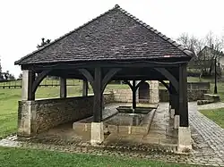 Vue du lavoir (la fontaine au fond).
