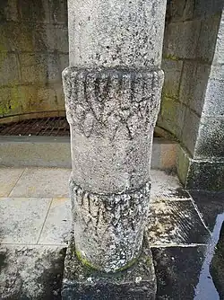 Gros plan sur l'une des quatre colonnes.