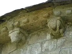 Modillons romans de la chapelle de Glény.