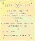 Plaque commémorative des morts de la Seconde Guerre mondiale apposée sur le monument aux morts.
