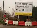 Panneau annonçant les travaux de suppression du passage à niveau.