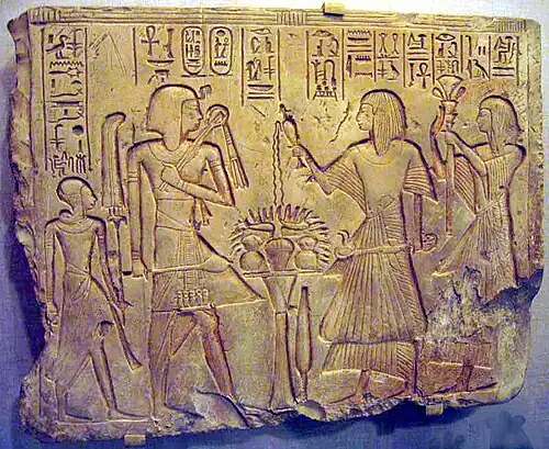 Stèle de Saqqarah représentant Séthi&nbsp;Ier suivi de son fils (tout à gauche, mais à la droite du roi), le prince héritier (futur Ramsès II), porteur de la  mèche de l'enfance et représenté en flabellifère - Institut oriental de Chicago.