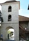 Le clocher de l'église, ancienne porte de ville