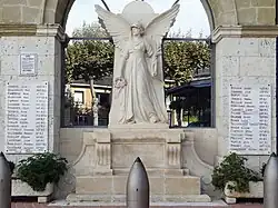 Le monument aux mortsChâteau Le Bouge à Seyches