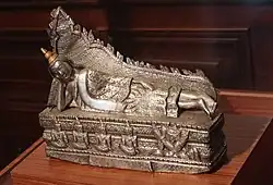 Shakyamuni entrant dans le nirvana. Feuille d'argent repoussée et argent doré. Thaïlande, XIXe&nbsp;siècle