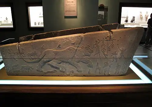 Sarcophage en pierre décoré d'une représentation du tigre entouré par des animaux et des acrobates. Date : 518-519. Musée d'histoire du Shanxi.