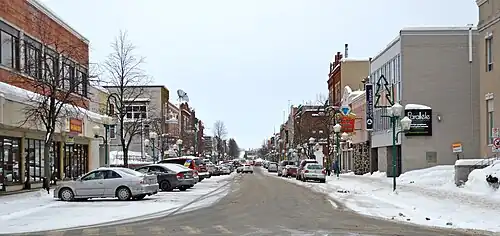 5e&nbsp;rue de la Pointe, de l'avenue Station.