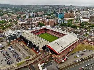 Photo aérienne d'un stade de football au milieu d'une zone urbaine