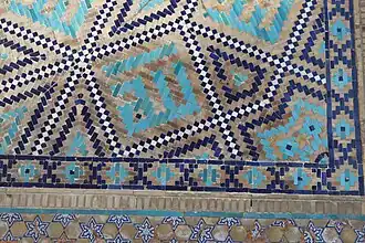 Inscription sous un iwan de la médersa Cher-Dor (style bannaï).