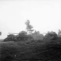 Un Troop (deux Shermans 75&nbsp;mm appuyés par un Firefly) des Irish Guards pendant la progression vers Arnhem