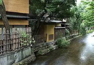 L'urbanisation et la périrurbanisation sont de puissantes causes d'artificialisation des berges.