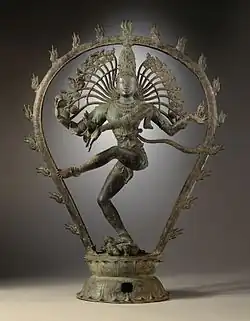 Trône à double lotus retenu, typique des bronzes Chola. Shiva Nataraja, Xe&nbsp;siècle.