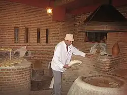 Toné et un boulanger.