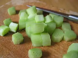 Rhubarbe épluchée et détaillée.