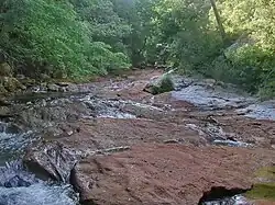 Région des pertes : en été l'eau passe sous la roche.
