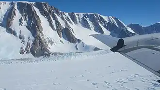 Vue aérienne du glacier Priestley et du chaînon Eisenhower, sur le versant septentrional de la chaîne du Prince-Albert.