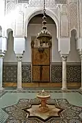 La chambre du patio intérieur au nord du mausolée, avec une fontaine centrale et des colonnes de marbre.File:Sidi Amar Hassini, Meknes, Morocco - panoramio (15).jpg