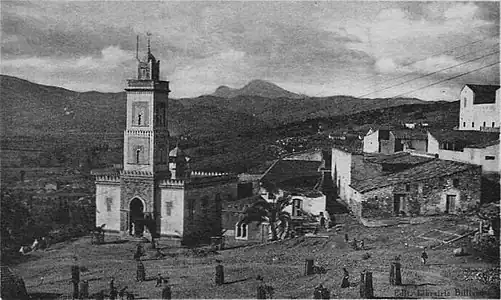 Photo en noir et blanc. Plusieurs bâtiments.