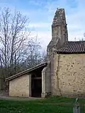 Vue sud du porche et du clocher-pignon (déc.&nbsp;2009)