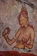 Une des damoiselles des fresques de Sigirîya au Sri Lanka (Ve&nbsp;siècle), coiffée d'un gajra et en tenant un autre sur sa main droite.