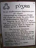 Écriture gaélique sur une plaque d'un monument national (Irlande).
